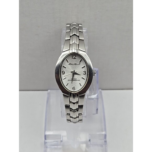 Eddie Bauer Womens Quartz Oval Watch 100 Feet Water Resistant New Battery Petite - Picture 1 of 9